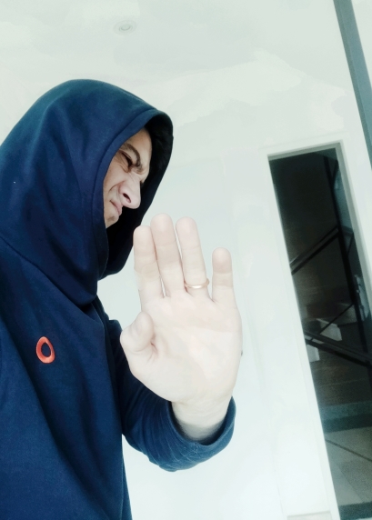 Yo negando el saludo